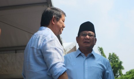 Momen ketika adik kandung Prabowo Subianto Hashim Djojohadikusmo menghentikan sambutan Prabowo di acara deklarasi Gerakan Emak-emak dan Anak-anak Minum Susu (Emas) di Stadion Klender, Jakarta, Rabu (24/10). 