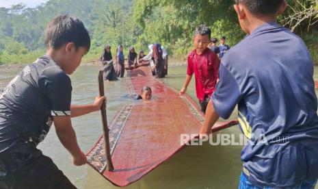 Momen Para Santri di Kampung Pasir Tarasi, RT 01/03, Desa Cijambu, Kecamatan Cipongkor, Kabupaten Bandung Barat Membersihkan Karpet Jelang Ramadan 1446 Hijriah