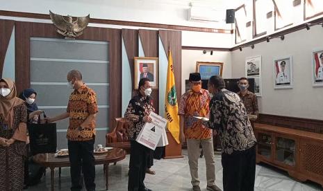 Momen pelepasan aparatur sipil negara (ASN) yang masuk purna bhakti menjadi tradisi di lingkup Pemkot Sukabumi setiap bulannya. Hal ini dilakukan sebagai penghargaan atas dedikasi selama menjadi ASN selama puluhan tahun.