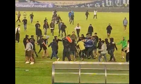 Momen pemukulan kepada steward selepas laga Persib Bandung vs Persija di Stadion Si Jalak Harupat, Senin (23/9/2024) petang. 