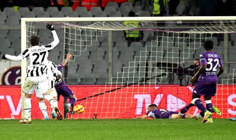 Momen saat bek Fiorentina Lorenzo Venuti (kiri) mencetak gol bunuh diri melawan Juventus pada leg pertama semifinal Coppa Italia di Florence, Kamis (3/3/2022) dini hari WIB.