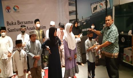 Momentum bulan suci Ramadhan Kembali dimanfaatkan oleh Lembaga Pengelola Dana dan Usaha Keolahrgaan (LPDUK) untuk berbagi kebahagiaan dengan anak yatim. Seperti tahun-tahun sebelumnya, LPDUK menggelar lagi buka puasa bersama dan santunan kepada anak yatim. Acara tersebut digelar di Kantor LPDUK, Jalan Radio I Nomor 13, Kebayoran Baru, Jakarta Selatan, Kamis (21/4/2022).