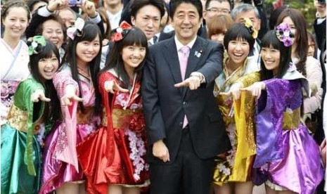 Momoclo dan Shinzo Abe