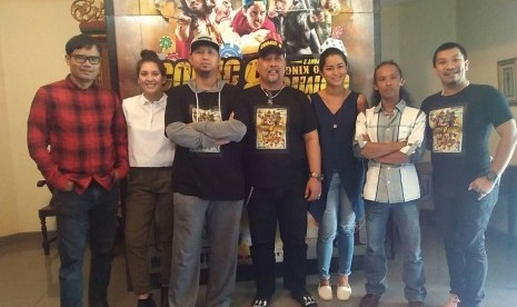 Soleh Solihun (paling kiri) bersama sutradara dan pemain film Comic 8