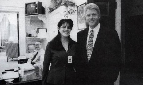 Monica Lewinsky dan Bill Clinton di Gedung Putih. 