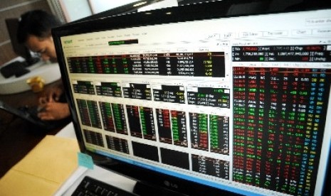 Monitor komputer menampilkan pergerakan saham emiten Indeks Harga Saham Gabungan (IHSG) di BNI Securities, Jakarta.