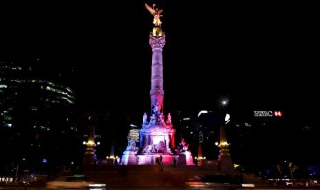 Monumen Angel de la Independencia di Mexico City menyala dengan warna bendera Prancis, sebagai bentuk simpati atas teror Paris, Sabtu (14/11).