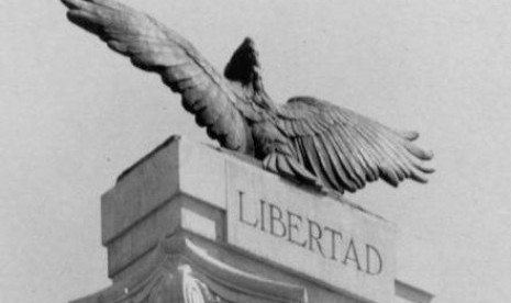 Monumen elang untuk memperingati korban USS Maine di Havana, Kuba. Patung elang tersebut kini telah hancur.