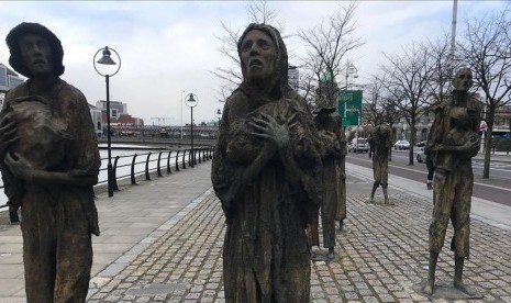 Monumen 'Great Famine  di Costum House Quay di  Dublin Docklands, Irelandia.