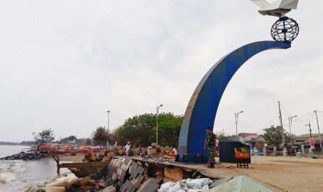 Monumen Merpati Perdamaian di Kawasan Pantai Muaro Lasak, Kota Padang, Kamis (31/10) nyaris ambruk karena Abrasi.