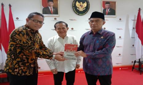 Motivator dan Founder Motivasi Indonesia (MI) Hamry Gusman Zakaria dan pengurus Asosiasi Pemerintah Daerah Kepulauan dan Pesisir Seluruh Indonesia (Aspeksindo) melakukan audiensi kepada Menteri Koordinator Bidang Pembangunan Manusia dan Kebudayaan Republik Indonesia (Menko PMK), Prof Muhadjir Effendy, di Kantor Kementerian Koordinator Bidang Pembangunan Manusia dan Kebudayaan Republik Indonesia, Jakarta Pusat, Jumat (5/11/2022). 