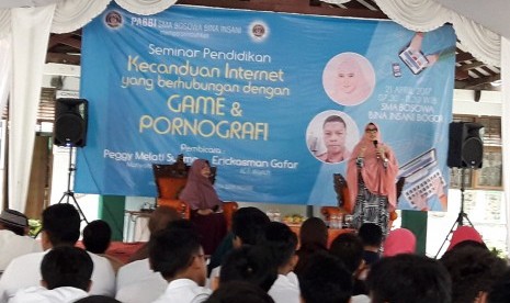 Motivator dan inspirator hijrah Peggy Melati Sukma menjadi nara sumber seminar dampak negatif internet di SMA BBI  Bogor, Jumat (21/4).