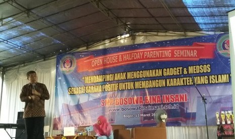 Motivator Jamil Azzaini berbagi kiat menjadi orang tua yang menyenangkan pada seminar parenting yang digelar SMP Bosowa Bina Insani di Bogor, Sabtu (12/3).