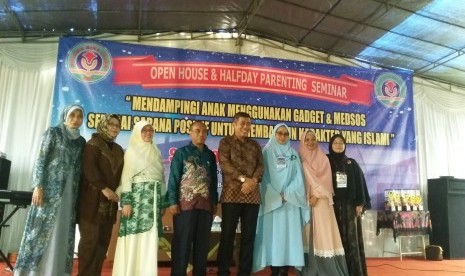 Motivator Jamil Azzaini (keempat dari kanan) berfoto bersama Pengurus Yayasan Bosowa Bina Insani (YBBI), Kepala SMP Bosowa Bina Insani dan Pengurus PABBI SMP Bosowa Bina Insani  usai seminar parenting tentang gadget dan medsos di SMP Bosowa Bina Insani Bogor, Jawa Barat, Sabtu (12/3).