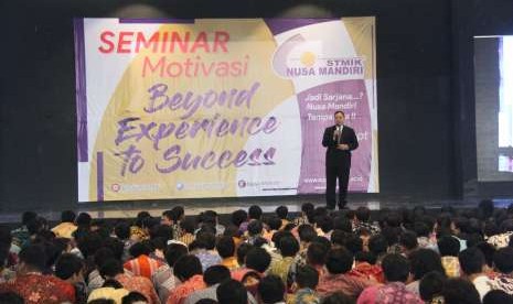 Motivator mengajak mahasiswa baru STMIK Nusa Mandiri  merencanakan karirnya sejak awal kuliah.