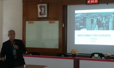 Motivator Nasional Abdul Basith berbicara dalam  acara Knowledge Sharing yang berlangsung di Departemen Manajemen, Fakultas Ekonomi dan Manajemen (FEM), Institut Pertanian Bogor (IPB), Bogor Rabu (27/12) lalu. 