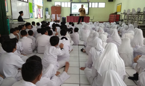 Motivator Ridwan Hasan Saputra (RHS) memberi memotivasi siswa kelas 6 SDI Al Azhar 10 Serang.