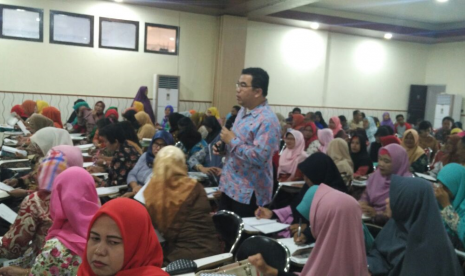 Motivator Suprarasional, Raden Ridwan Hasan Saputra berbagi pengalaman dengan guru di Banggai.