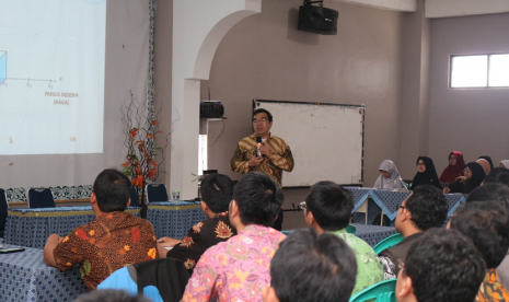 Motivator Suprarasional, Ridwan Hasan Saputra saat menjadi pembicara di SMA AL Irsyad Al Islamiyyah Purwokerto.