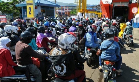 Motor antre untuk masuk kapal Roro di Pelabuhan Merak, Banten, Kamis (24/7).