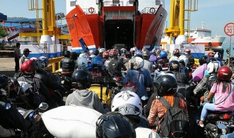 Motor antre untuk masuk kapal Roro di Pelabuhan Merak, Banten, Kamis (24/7).