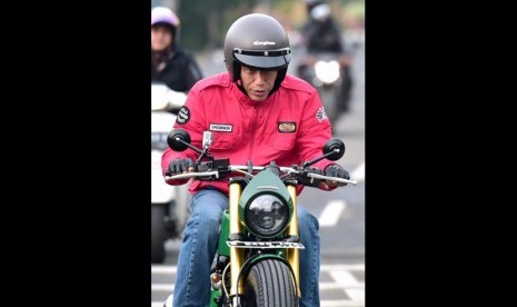 Motor custom terbaru W175 milik Presiden Jokowi yang dipakai blusukan. Sekretaris Kabinet Pramono Anung menyampaikan, bahwa Presiden Jokowi akan kembali blusukan meskipun pandemi corona belum berakhir.