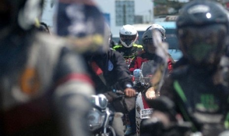   Motor Dominasi Pantura. Pemudik motor melintas di Jalur Pantura, Cirebon, Jawa Barat, Sabtu (26/7). Memasuki H-2 pemudik motor maupun obil masih membanjiri jalur Pantura meskipun prediksi puncak arus mudik pada H-3 kemarin.