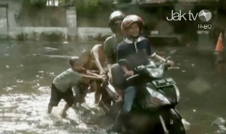 Motor mogok akibat banjir di Jakarta