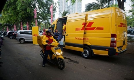 Motor pengantar DHL Express yang sedang mengantarkan dokumen untuk diproses di dalam Mobile Service Station yang hari ini baru saja diluncurkan untuk pertama kalinya di Indonesia, Senin – 31 Oktober 2016.   