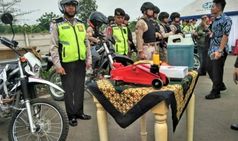 Motor Pengurai Kemacetan di sekitar Pintu Tol Cikarang Utama Bekasi dengan perlengkapan darurat untuk pemudik arus balik, Jum'at (30/9). 