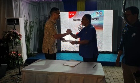  MOU antara  Imam Sulistio, CEO OMM (batik) Sadikin Aksa, Ketua Umum IMI (biru)