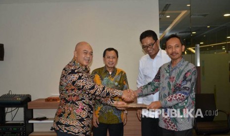 MoU PKC dengan PTPN XI tentang Penelitian dan Pengembangan pupuk organik berbasis limbah tebu. Jabat tangan Dirut Pupuk Kujang Nugraha Budi Eka Irianto (kiri), Dirut PTPN XI Moh. Cholidi (kanan). (Ilustrasi)