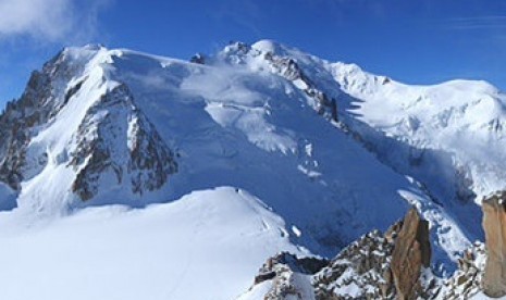 Mount Blanc is seen from the Rébuffat platform on Aiguille du Midi. (illustration)