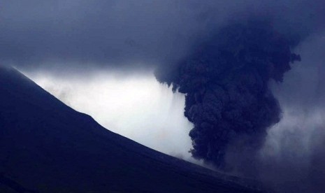 Mount Lokon in North Sulawesi spews volcanic ash (file photo)  