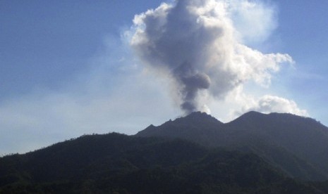 Mount Rokatenda spews volcanic smoke on Palue Island, Indonesia, on Monday Aug 12, 2013.