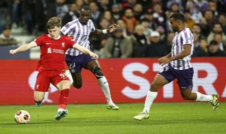 Moussa Diarra (tengah) dan Cristian Casseres (kanan) dari Toulouse beraksi melawan Ben Doak dari Liverpool pada pertandingan Grup E Liga Eropa UEFA antara Toulouse FC dan Liverpool FC di Toulouse, Prancis, Jumat (10/11/2023) dini hari WIB. 