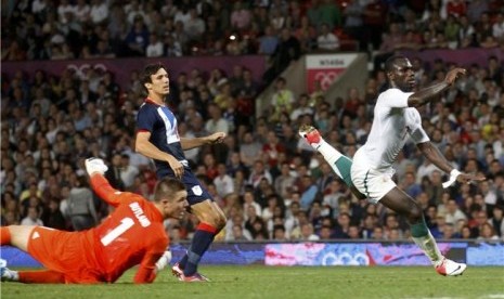 Moussa Konate (kanan), striker timnas Senegal, mencetak gol saat menghadapi Britania Raya di laga Grup A sepakbola putra Olimpiade 2012 London di Stadion Old Trafford, Manchester, Kamis (26/7). 