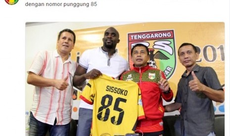 Mohammed Sissoko (kedua kiri) bersama pelatih Mitra Kukar Jafri Sastra (kedua kanan).