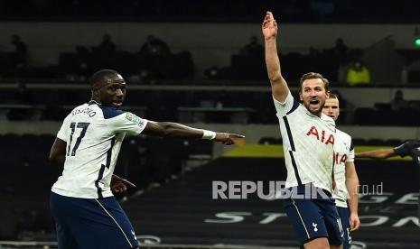 Moussa Sissoko, kiri, dan Harry Kane dari Tottenham memberi isyarat saat Ivan Toney dari Brentford, bukan dalam gambar, mencetak gol yang dianulir karena offside pada pertandingan sepak bola semifinal Piala EFL antara Tottenham Hotspur dan Brentford di Tottenham Hotspur Stadium di London, Inggris ,Rabu (6/1) dini hari WIB.