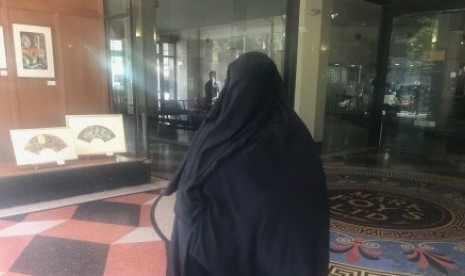  Moutiaa El-Zahed dinyatakan bersalah karena tidak mau berdiri ketika Hakim masuk ke dalam sidang.