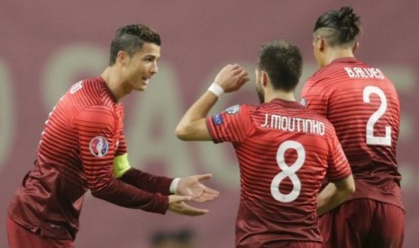 Moutinho (tengah) merayakan golnya dengan Cristiano Ronaldo (kiri) dan Bruno Alves