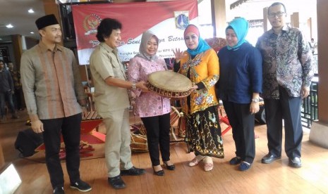 MPR melakukan sosialisasi empat pilar dengan metode pagelaran seni di Kampung Wisata Budaya Betawi Setu Babakan Jakarta, Selasa (4/12).