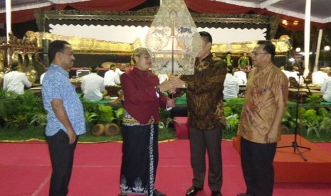 MPR mengadakan pagelaran wayang kulit di halaman kantor pemerintah kota Blitar, Sabtu (30/5).  (foto : dok. MPR RI)