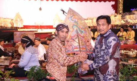 MPR RI menggelar Pagelaran Wayang Kulit dalam Sosialisasi Empat Pilar dengan dalang Ki Sigid Ariyanto dalam lakon 'Manunggaling Mustikaning Jagad' (Wahyu Pancasila) di depan kantor Bupati Demak, Rabu, (15/11) malam.