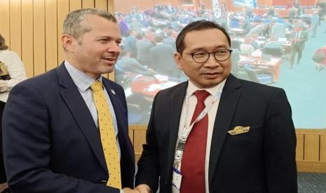 Arsenio Antonio Dominguez Velasco dari Republik Panama (kiri) terpilih sebagai Sekretaris Jenderal (Sekjen) Organisasi Maritim Internasional (IMO) yang baru periode 2024-2028.