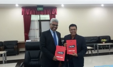  Mr. Manish, Charge D’Affaires, Embassy of India, and Mr. Jose dos Reis Magno, General Director for Ministry of Health of Timor Leste releasing a book “Make in India”.