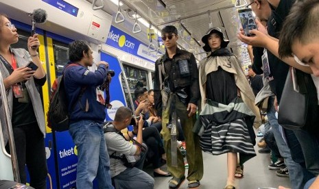 MRA Media dan MRT Jakarta selenggarakan pertunjukan fesyen pertama bertajuk Fashion Rocks 2020 di MRT Jakarta pada Jumat (31/1). 