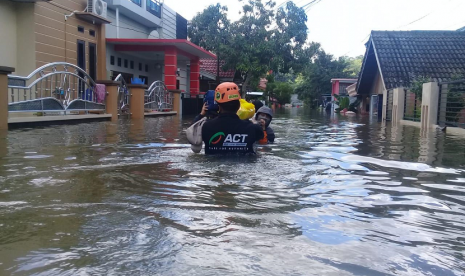 MRI-ACT Kaltim membantu korban banjir di Samarinda.