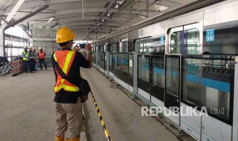 MRT Jakarta melakukan serangkaian pengujian sistem di stasiun Lebak Bulus, pengujian sistem ini dilakukan dengan melangsir satu rangkaian kereta sebanyak tiga trip bolak balik dari stasiun Lebak Bulus menuju stasiun Bundaran HI dan sebaliknya. 