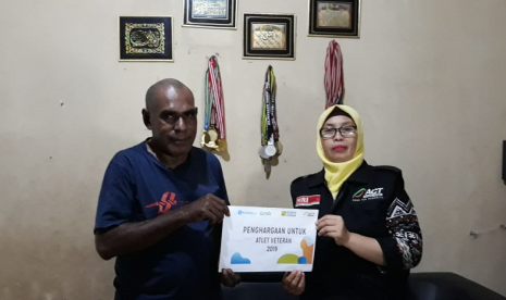 MSR-ACT memberikan tanda penghargaan kepada atlet veteran Indonesia di daerah Cibinong, Bogor.